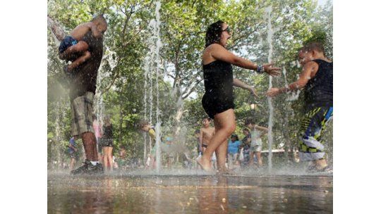 Lluvias escasas buscan aliviar un viernes con calor sofocante
