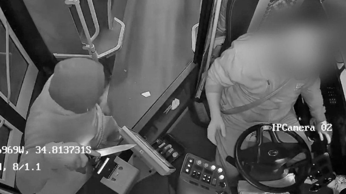 Dos detenidos por cuatro rapiñas en la última semana a choferes de ómnibus: video muestra a uno amenazando con cuchilla