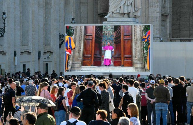 Foto: AFP. Público observa desde el Vaticano el inicio del cónclave.