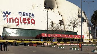 tecnicos de bomberos evaluan con punta shopping cuanto hay que demoler