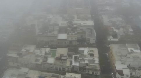 La niebla que informa Meteorología se observa sobre Montevideo. Foto: cámara de la torre de canal 10 (jueves 8 AM).