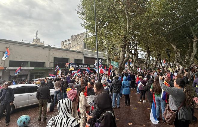 Los festejos en Minas, Lavalleja, del Frente Amplio tras la victoria de Daniel Ximénez. Foto: Yandira Castro, Subrayado.