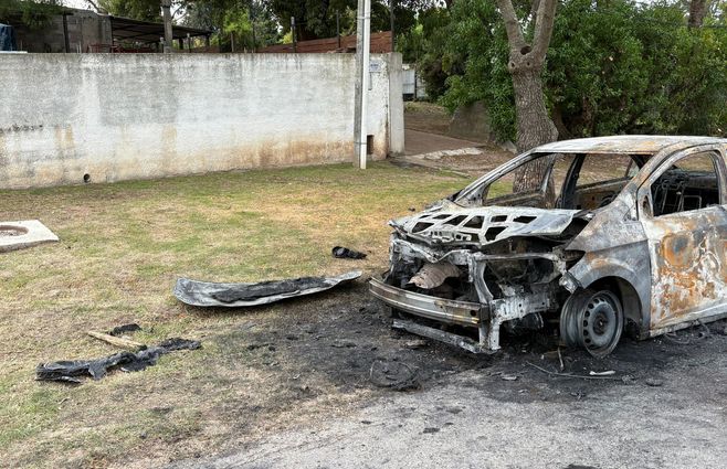 Foto: Mª. Eugenia Scognamiglio, Subrayado. Auto incendiado, investigan si fue el usado por los tiradores.