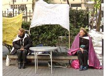 Pasaron la noche encadenadas por liberación de agresora de Tania