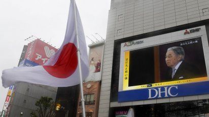 emperador japones akihito abdico para dejar a su hijo naruhito