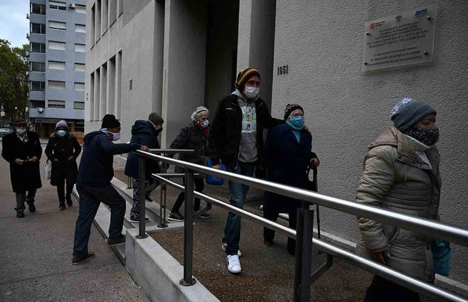 gente-BPS-Montevideo-invierno-tapabocas.jpg