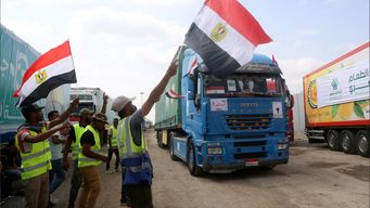 Los camiones con ayuda humanitaria entran a Gaza desde Egipto. Foto: AFP.