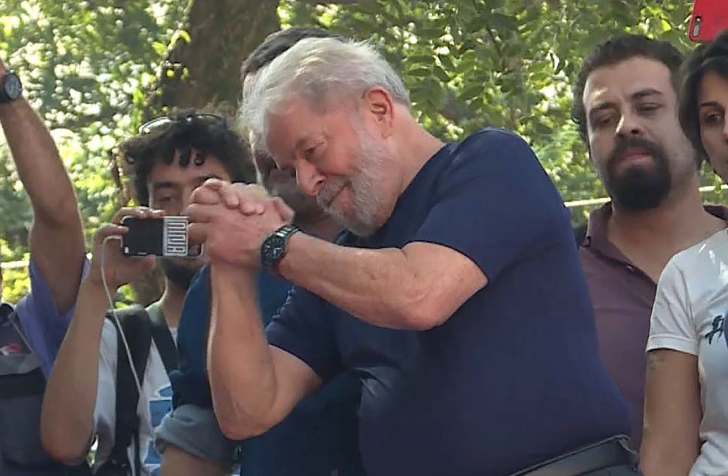 LULA-POSA-AFP.jpg