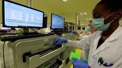 Una experta trabajando en la tecnología de ARN mensajero en&nbsp; el Centro de Salud Leonardo da Vinci en Chambray-les-Tours