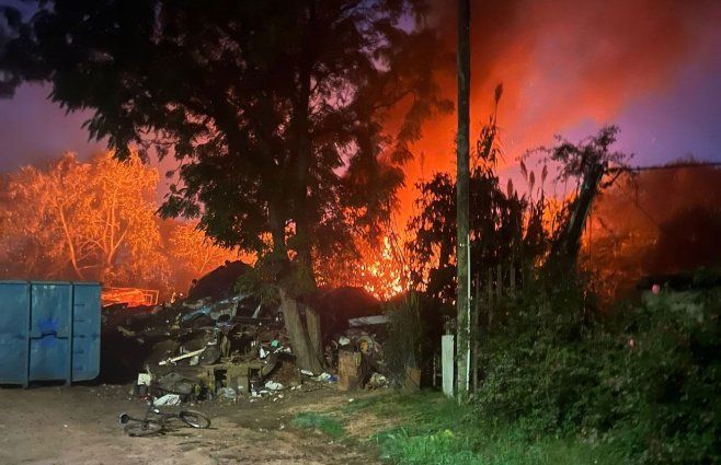 El incendio de chatarra y basura en Villa Creso, Toledo, Canelones. Foto: enviada a Subrayado por una vecina del barrio.