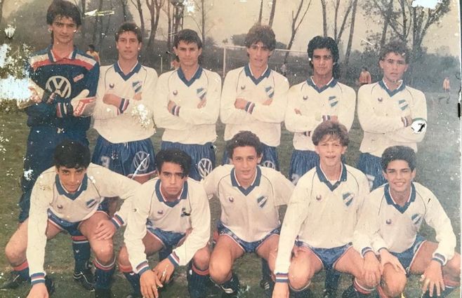 Capuccio cuando le decían Pinochoy jugaba de zaguero en las formativas de Nacional. Es el jugador que posa al lado del arquero