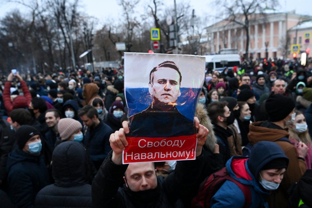 Protestantes marchan en apoyo al lider opositor encarcelado Alexei Navalny en el casco central de Moscú