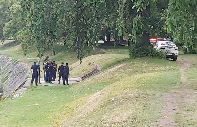 Los agentes que llegaron al lugar esperan a la Policía Científica