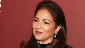 gloria estefan es la primera latina en ingresar al salon de la fama de compositores en eeuu