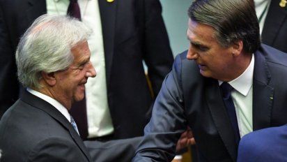 Vázquez saluda a Bolsonaro durante su asunción. La relación entre los dos presidentes nació tensa porque el brasileño ni siquiera lo recibió en privado&nbsp;