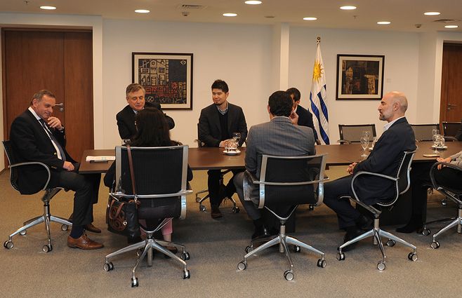 Delgado y Paganini con representantes de Microsoft. Foto: Presidencia.