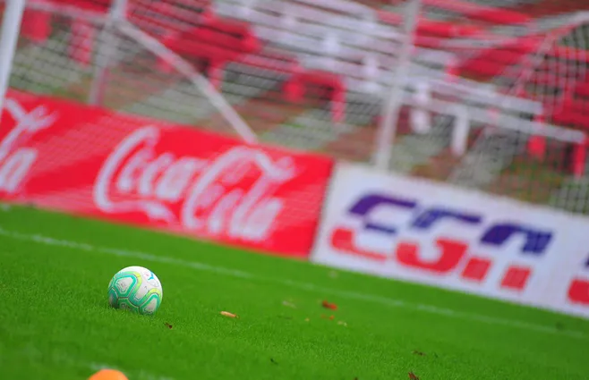 PELOTA-DE-FÚTBOL--FOCO-UY.jpg