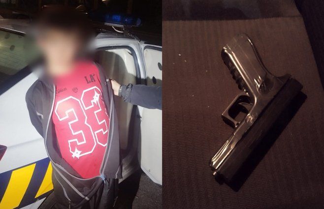Fotos cedidas a Subrayado. Adolescente detenido y réplica de pistola incautada en Malvín Norte.