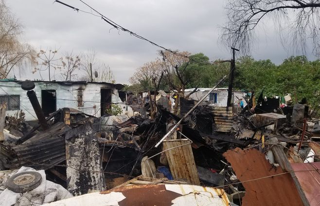 El fuego consumió las seis viviendas. (Foto: Eduardo Castro, periodista de Subrayado).