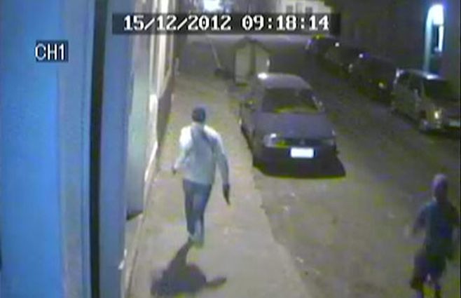 El joven detenido por este episodio tenía 17 años. Las cámaras lo captaron corriendo con el arma en la mano durante la reyerta.&nbsp;