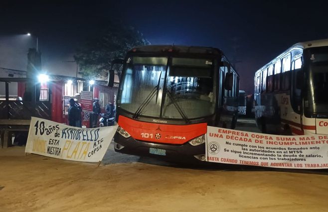 Trabajadores de Copsa en la madrugada de este lunes 20 de mayo. 