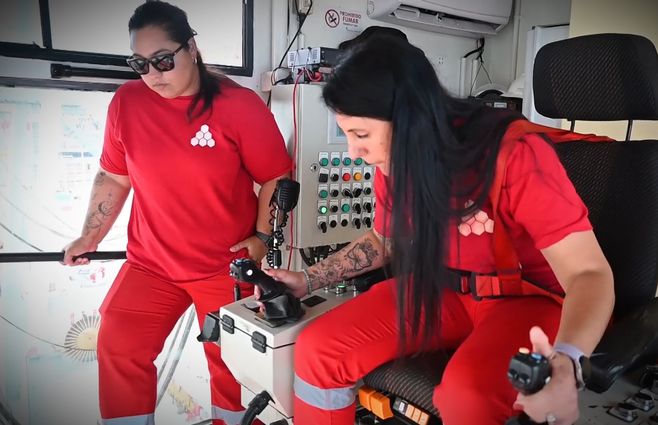 mujeres-conducuioendo-maquinaria