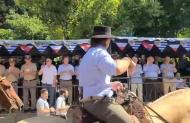 Lacalle Pou en el desfile de la Patria Gaucha.