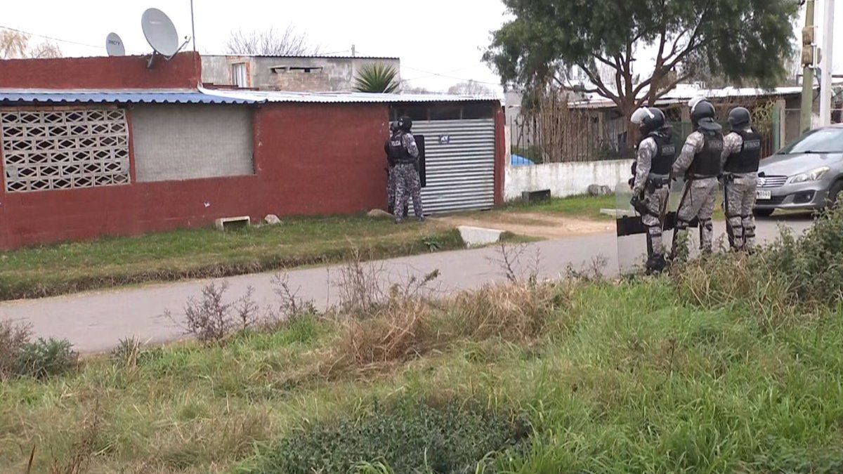 Allanan una casa del barrio El Monarca ubicada frente a donde ocurrió el quíntuple homicidio
