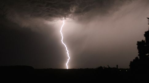 Un peón rural de 57 años murió este jueves de tarde tras ser alcanzado por un rayo en Tupambaé