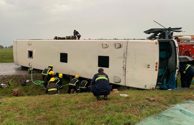 Policías y bomberos trabajan en el ómnibus que volcó en ruta 8. Foto: enviada a Silvia Techera, corresponsal de Subrayado.