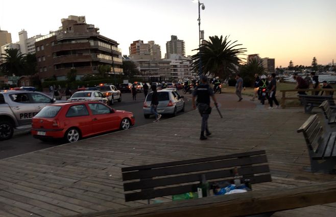 Policía interviene en Punta del Este por aglomeración. Foto: Prefectura Nacional Naval. 
