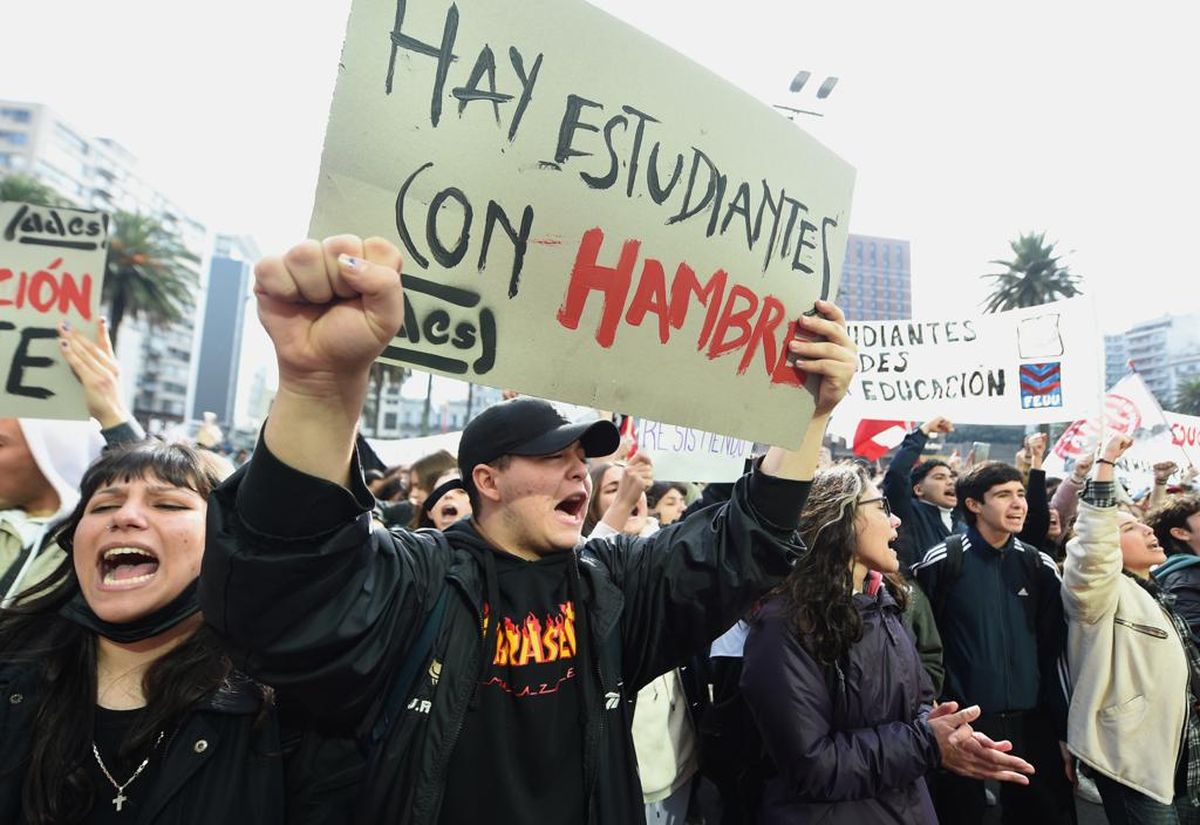 Sindicatos de la enseñanza de Uruguay convocaron una marcha multitudinaria este miércoles, en reclamo por el salario perdido en los últimos dos años, exigen la creación de más cargos en la educación pública, y un mayor presupuesto para la enseñanza.