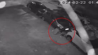 dos delincuentes detenidos por robo de combustible en autos estacionados en la zona de la comercial