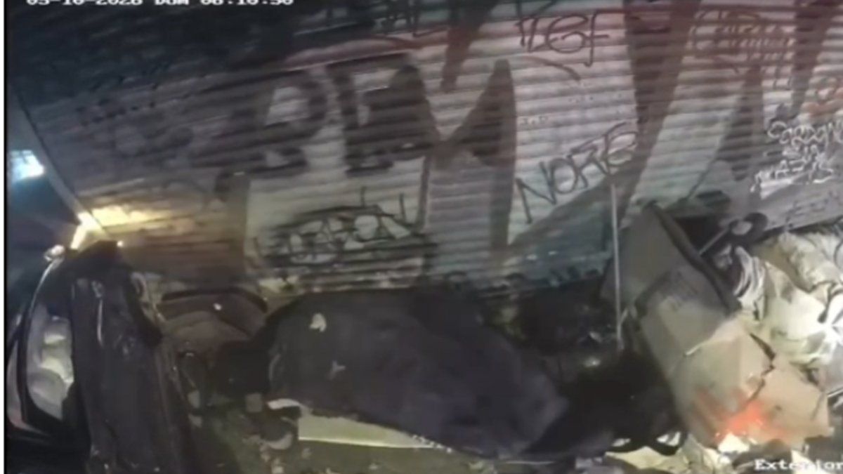 A contramano y alcoholizado causó choque en Cordón: un vehículo quedó a centímetros de personas en situación de calle