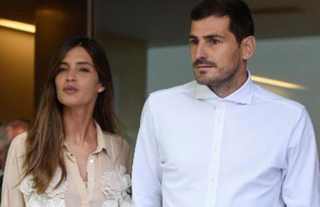 Carbonero acompaña a casillas a la salida del hospital donde el arquero fue operado del corazón.&nbsp;