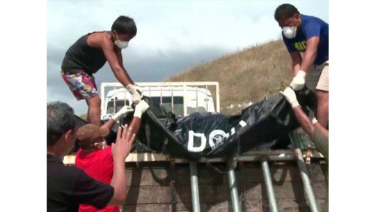 Víctimas del tifón de Filipinas son enterradas en fosas comunes