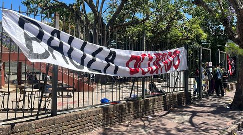 El gremio de estudiantes ocupó el liceo Bauzá. Foto: Lorena Bomio, Subrayado.