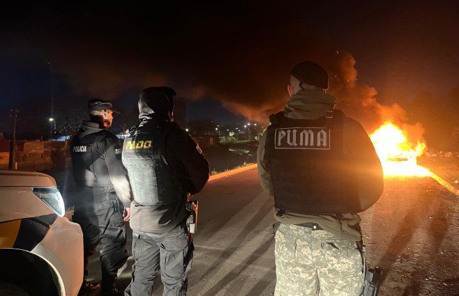 Foto cedida a Subrayado. Camioneta usada por los homicidas, incendiada en Marconi.