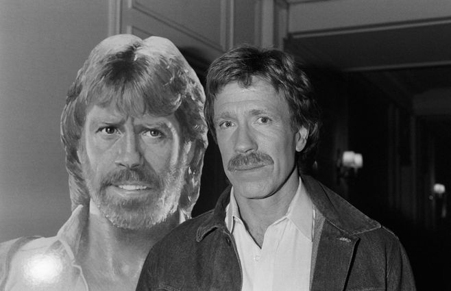Foto: AFP. Chuck Norris posa en 1985 frente al cartel de la película Invasion USA en París.