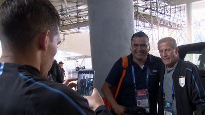 torreira cambio roles con un periodista para tomarle una foto con tabarez