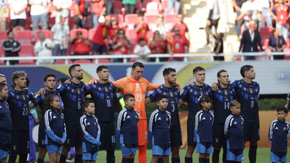 Jugadores de Uruguay vuelven en vuelos privados; Auf asegura que no estaba confirmado chárter