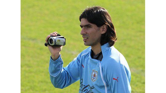 Loco Abreu recuperó su cámara y agradeció la generosidad uruguaya