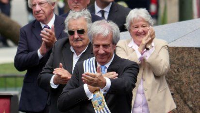 1° de marzo de 2015: Vázquez recibe la banda presidencial de Mujica en un ambiente distendido.