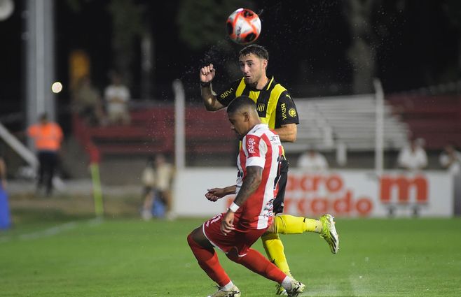 Peñarol y River Plate se enfrentan en el Parque Saroldi por el Torneo Apertura. Foto: Foco UY