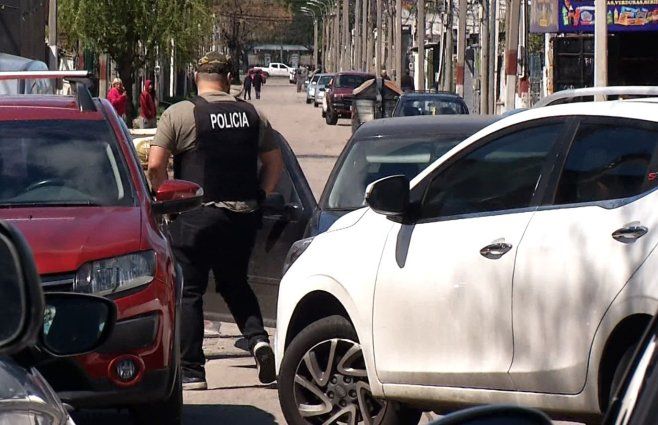 Foto: Subrayado. Policía trabajaba el día del atentado a Mónica Ferrero, sobre uno de los autos usados por los delincuentes.