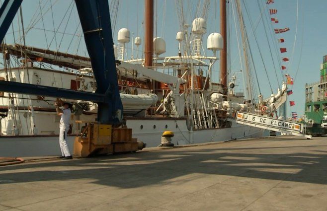 Foto: Subrayado. Visita del buque Sebastián Elcano, en Montevideo.
