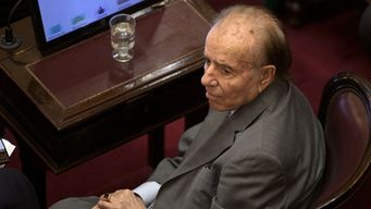 vandalizaron la tumba del expresidente argentino carlos menem y la de su hijo