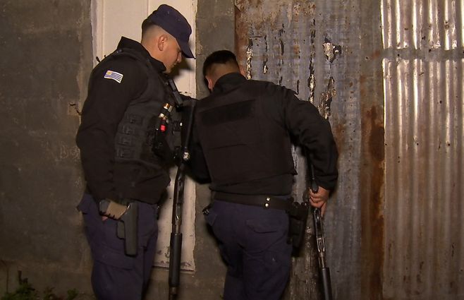 Dos homicidios en Montevideo: un hombre fue encontrado con un cuchillo clavado en el cuello y otro con un tiro en la espalda