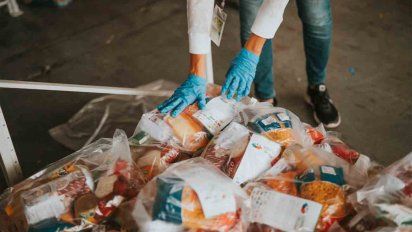 empresas entregan 60.000 canastas de alimentos y productos sanitarios