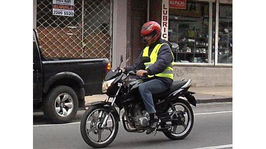 Motociclistas comienzan a utilizar los chalecos reflectivos